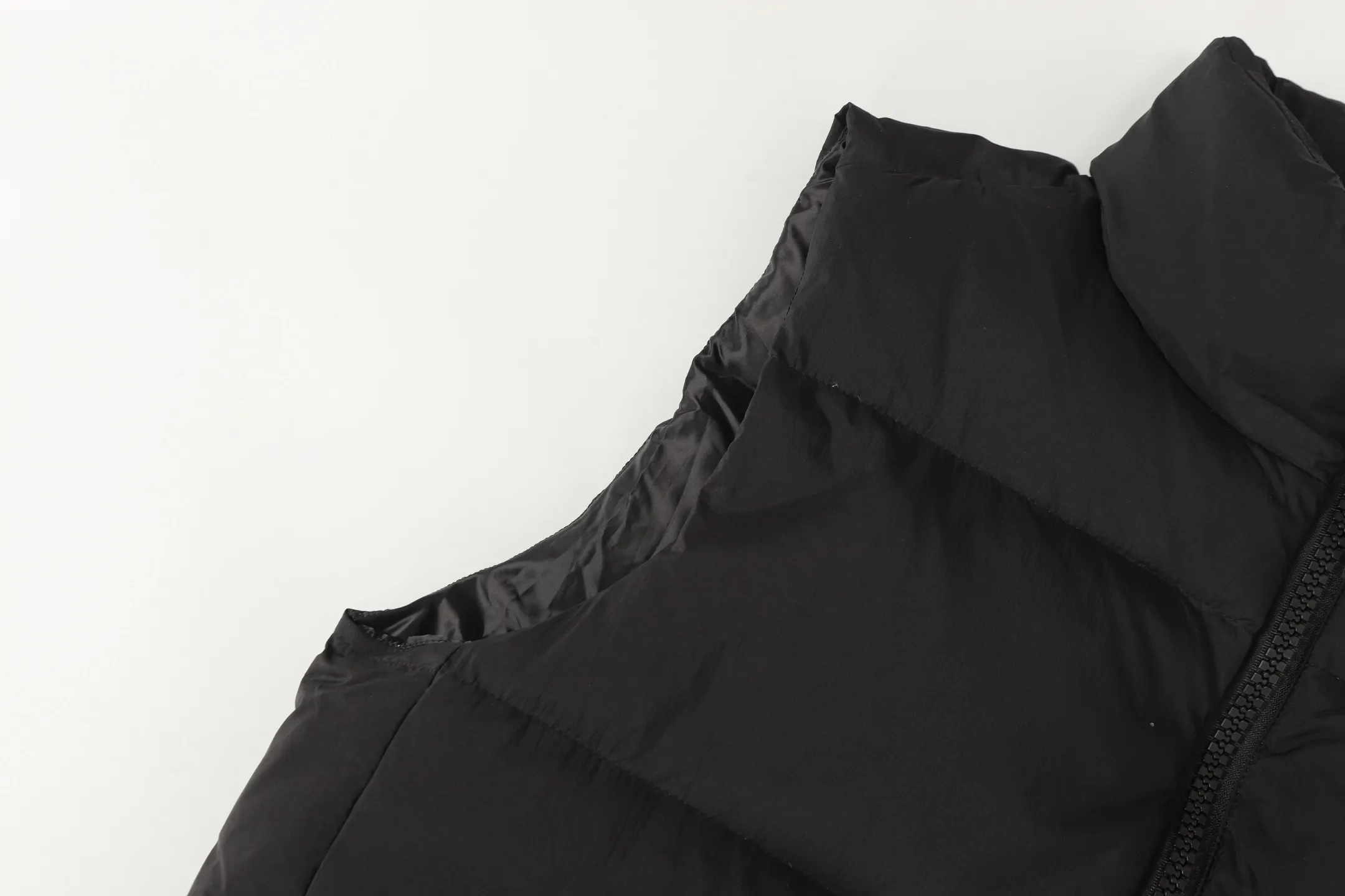 P560 Canada gooes Lawrence down vest (high version) The Lawrence down vest features a durable shell and quilted body, making it a must-have item for all seasons. The fabric has a durable soft touch. Longer hem at back for added protection. Reflective double-stripe grip tape at back. The Lawrence features an engineered down-filled collar to block strong winds, a two-way front zip and a longer rear hem.  Color: black with red label, black with black label, desert color, ocean blue Size: XS-2XL